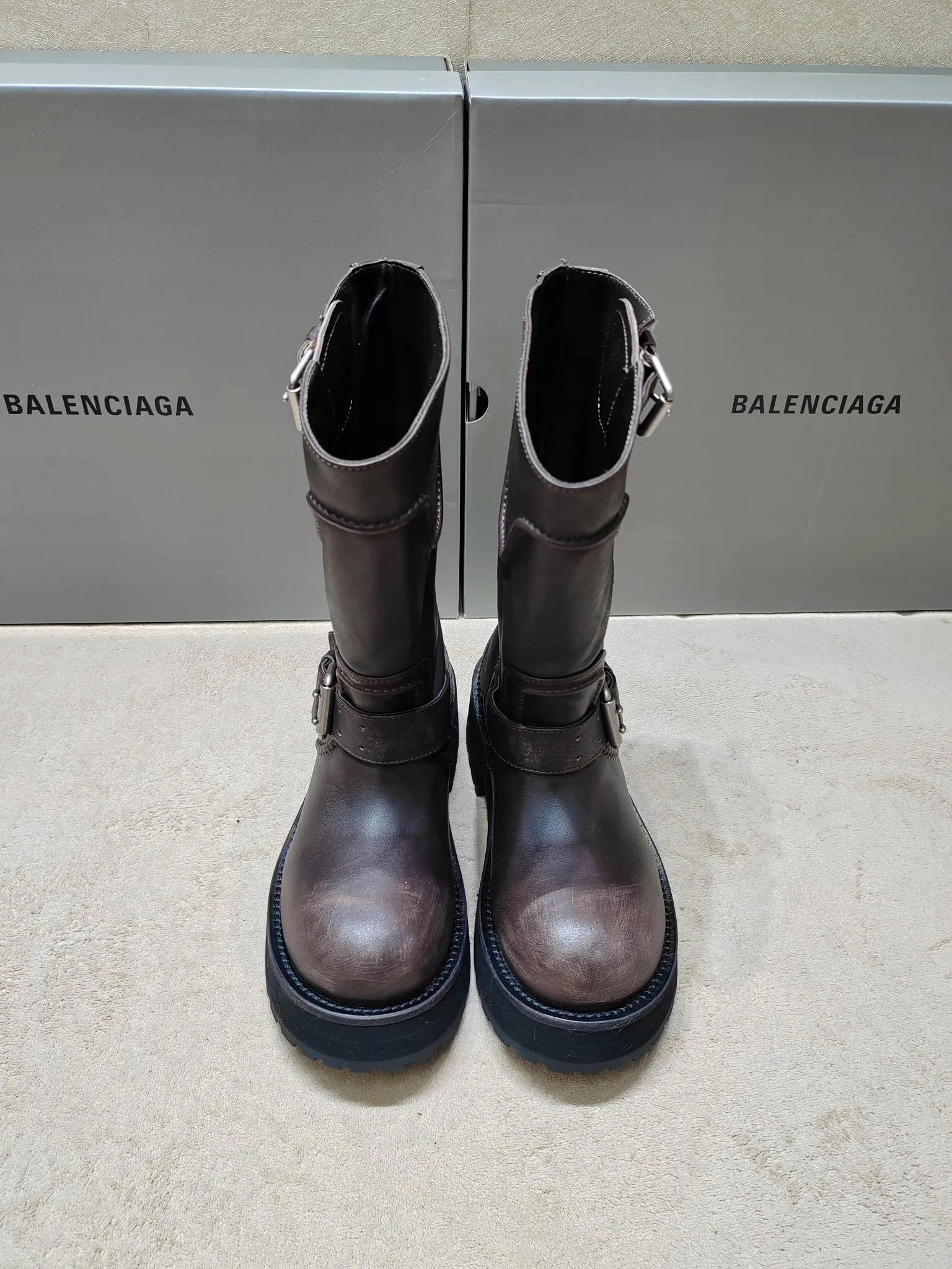👟👟Ex-factory price 1020👟👟 Balenciaga Balenciaga 25FWVenom Couple Style High Boots Mid-calf boots Please look for the high version. This design is unique with straps and belt elements as highlights. Not only can the boots be firmly attached to the foot, but the tightness can also be adjusted at will. In terms of details, the brand's iconic distressed hardware is used throughout. Cleverly creating a retro wear effect, highlighting individual attitude and matching with thick toothed rubber soles, it not only ensures wearing comfort, but also strengthens the overall sense of fashion and recognition. Venom high boots are undoubtedly a fashion item not to be missed this season. They will add unique charm to fashion lovers' outfits and lead a new round of fashion. Boot height is 270mm. The upper layer of cowhide is distressed. The lining is water-dyed cowhide. Outsole height is 5CM. Original open-molded leather welt combination outsole. Size: 35-40 (custom-made size 40 cannot be returned or exchanged)